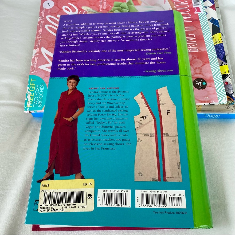 Bundle Lot 4 Sewing Books and 1 Crafting Sewing Magazine - Picture 5 of 10